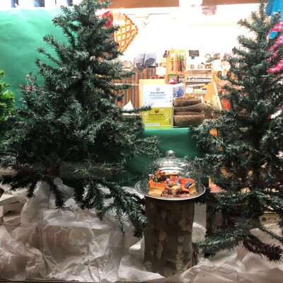 Winterwald mit Schneekugeln