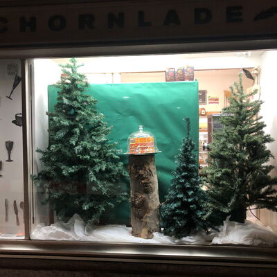Winterwald mit Schneekugeln