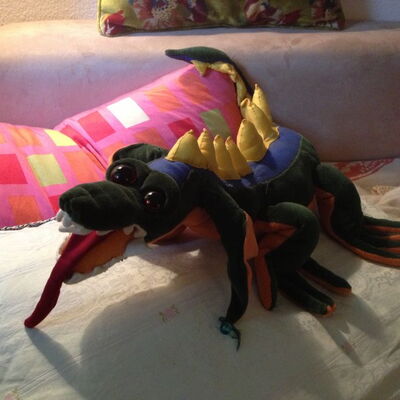 Stofftier Drache